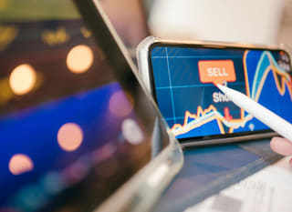 Trader, der über mehrere Märkte hinweg Bitcoin, Ethereum sowie Forex-Optionen untersucht